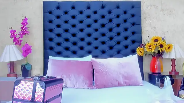 Snapshot of NahomiWhitel chatting on 7, 10, 2025 NahomiWhitel online show from 7, 10, 2025