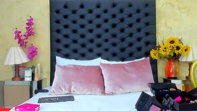 Snapshot of NahomiWhitel chatting on 9, 10, 2025 NahomiWhitel online show from 9, 10, 2025