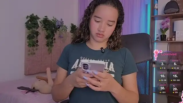 Snapshot of emilyrouxe chatting on 12, 4, 2026 emilyrouxe online show from 12, 4, 2026
