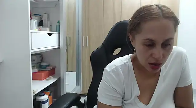 Snapshot of RoxanaLove9 chatting on 27, 12, 2024 RoxanaLove9 online show from 27, 12, 2024