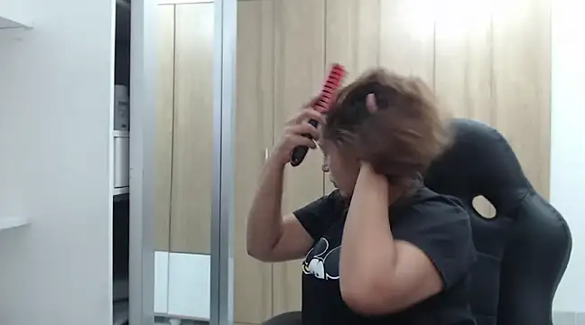 Snapshot of RoxanaLove9 chatting on 4, 1, 2025 RoxanaLove9 online show from 4, 1, 2025