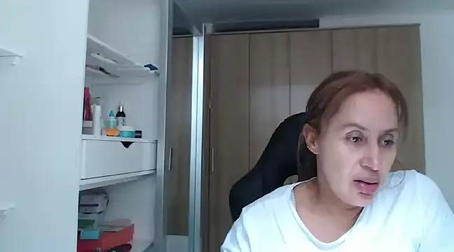 Snapshot of RoxanaLove9 chatting on 10, 1, 2025 RoxanaLove9 online show from 10, 1, 2025