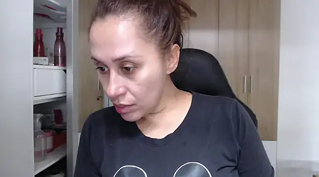 Snapshot of RoxanaLove9 chatting on 11, 2, 2025 RoxanaLove9 online show from 11, 2, 2025