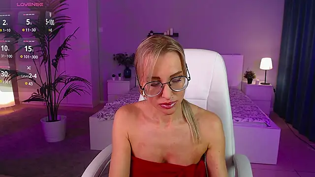 Snapshot of Fay_Dunaway chatting on 10, 3, 2025 Fay Dunaway online show from 10, 3, 2025