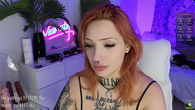 Snapshot of violetviolator chatting on 17, 9, 2025 violetviolator online show from 17, 9, 2025