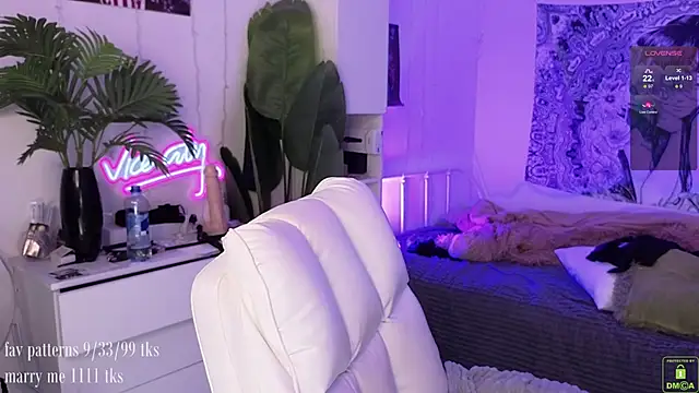 Snapshot of violetviolator chatting on 18, 10, 2025 violetviolator online show from 18, 10, 2025