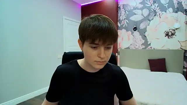 Snapshot of EmiliaYours chatting on 7, 4, 2026 EmiliaYours online show from 7, 4, 2026