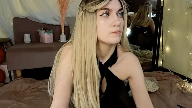 Snapshot of LilluCooper chatting on 11, 3, 2025 LilluCooper online show from 11, 3, 2025