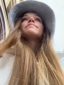 Snapshot of KitteCat chatting on 4, 10, 2025 KitteCat online show from 4, 10, 2025