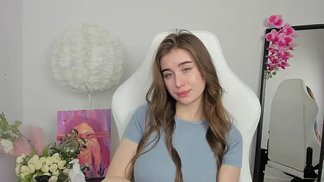 Lilly Colins online show from 5, 12, 2024