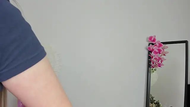 Lilly Colins online show from 14, 12, 2024