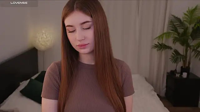 Lilly Colins online show from 4, 1, 2025