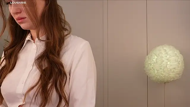 Lilly Colins online show from 30, 1, 2025