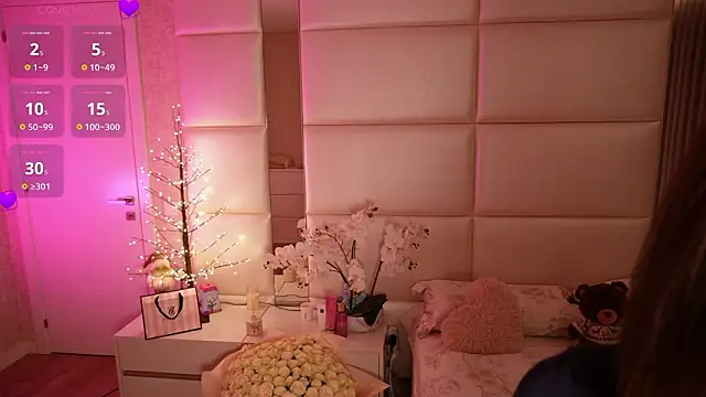 Lilly Colins online show from 15, 2, 2026