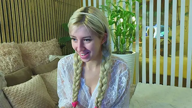 Snapshot of -Violetttttka chatting on 9, 9, 2025 -Violetttttka online show from 9, 9, 2025