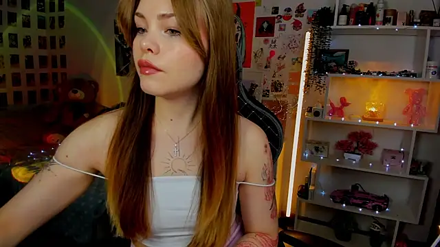 Snapshot of AkiraKatsu chatting on 2, 12, 2025 AkiraKatsu online show from 2, 12, 2025