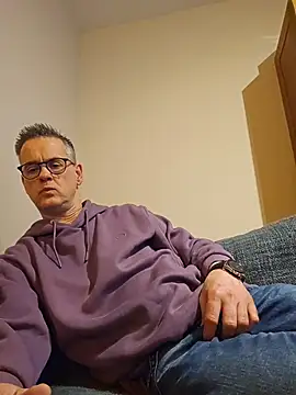 Snapshot of Hectorthyssen1 chatting on 5, 4, 2026 Hectorthyssen1 online show from 5, 4, 2026