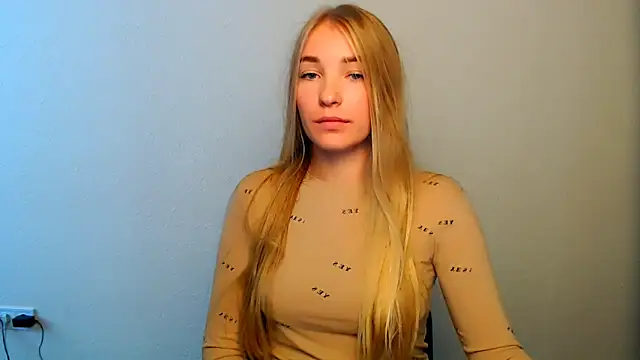 Snapshot of Queen_ofLove chatting on 12, 10, 2025 Queen ofLove online show from 12, 10, 2025