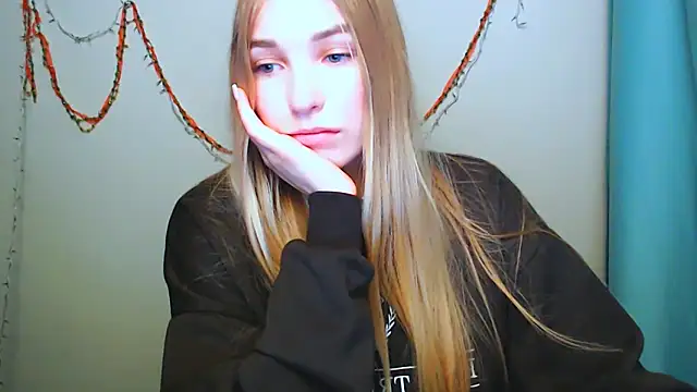 Snapshot of Queen_ofLove chatting on 14, 12, 2025 Queen ofLove online show from 14, 12, 2025