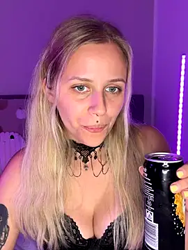 Snapshot of lunawolf21 chatting on 29, 9, 2025 lunawolf21 online show from 29, 9, 2025