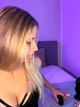 Snapshot of lunawolf21 chatting on 8, 10, 2025 lunawolf21 online show from 8, 10, 2025