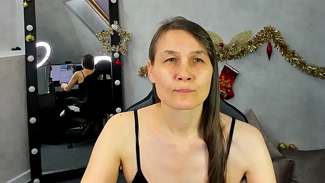 Snapshot of Lillian_White chatting on 8, 1, 2025 Lillian White online show from 8, 1, 2025