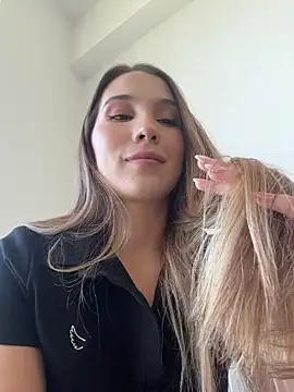 Snapshot of SophieRaily_ chatting on 28, 10, 2025 SophieRaily online show from 28, 10, 2025