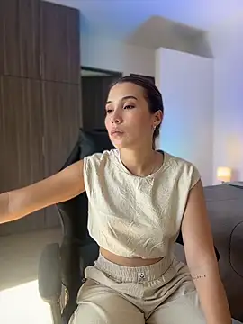 Snapshot of SophieRaily_ chatting on 5, 11, 2025 SophieRaily online show from 5, 11, 2025