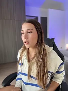 Snapshot of SophieRaily_ chatting on 10, 11, 2025 SophieRaily online show from 10, 11, 2025