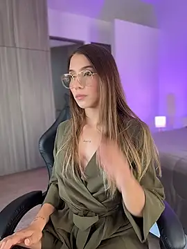 Snapshot of SophieRaily_ chatting on 14, 11, 2025 SophieRaily online show from 14, 11, 2025