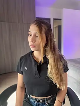 Snapshot of SophieRaily_ chatting on 18, 12, 2025 SophieRaily online show from 18, 12, 2025