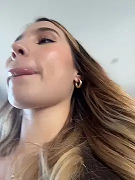 Snapshot of SophieRaily_ chatting on 6, 1, 2026 SophieRaily online show from 6, 1, 2026