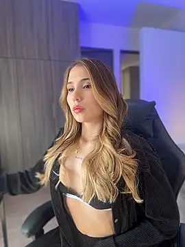 Snapshot of SophieRaily_ chatting on 13, 1, 2026 SophieRaily online show from 13, 1, 2026