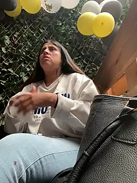 girl anni online show from 4, 3, 2025