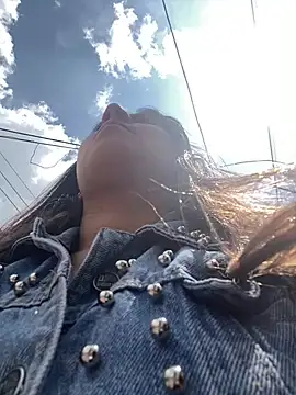 girl anni online show from 8, 3, 2025