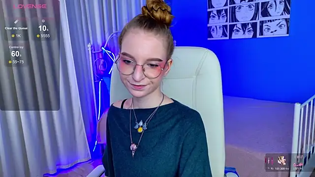 Snapshot of VioletShine chatting on 8, 11, 2025 VioletShine online show from 8, 11, 2025