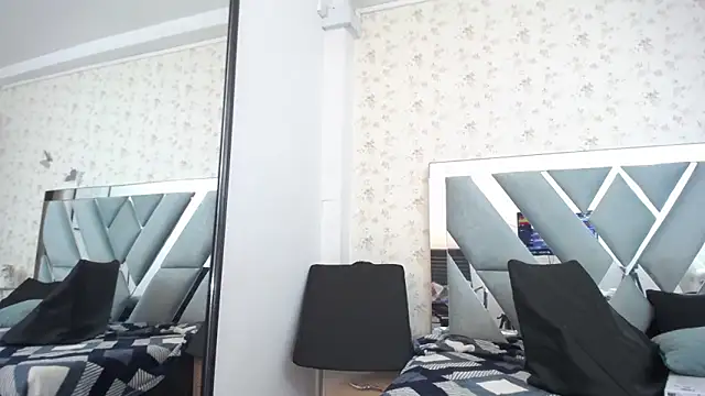 Queenjenn   online show from 2, 1, 2025