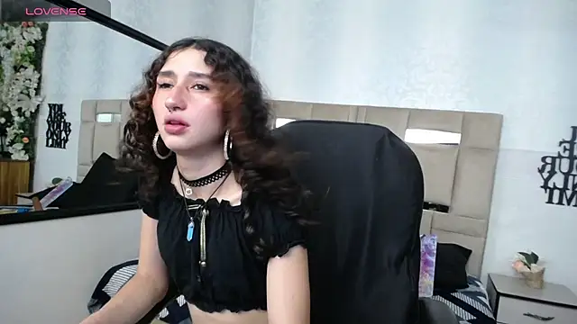 Queenjenn   online show from 15, 1, 2025