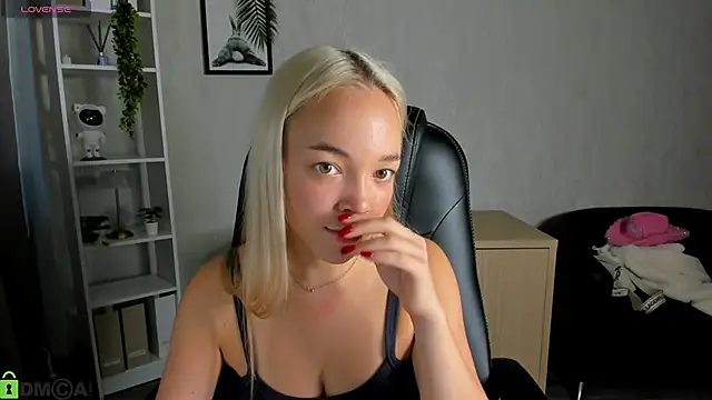 Snapshot of Christy_Little chatting on 10, 9, 2025 Christy Little online show from 10, 9, 2025