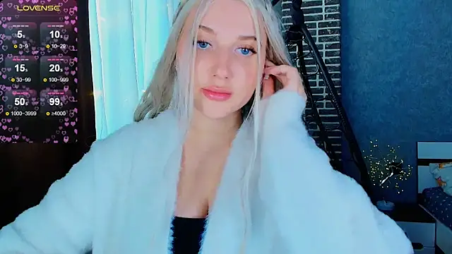 Snapshot of Evacadooo chatting on 6, 11, 2025 Evacadooo online show from 6, 11, 2025