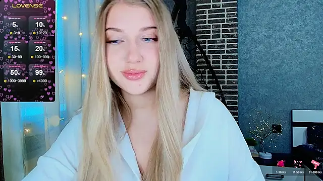 Snapshot of Evacadooo chatting on 27, 11, 2025 Evacadooo online show from 27, 11, 2025