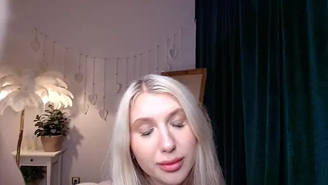 Snapshot of Evacadooo chatting on 29, 5, 2026 Evacadooo online show from 29, 5, 2026