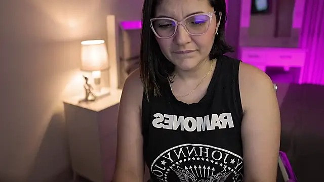 Snapshot of Camilaa_bueno chatting on 15, 12, 2024 Camilaa bueno online show from 15, 12, 2024