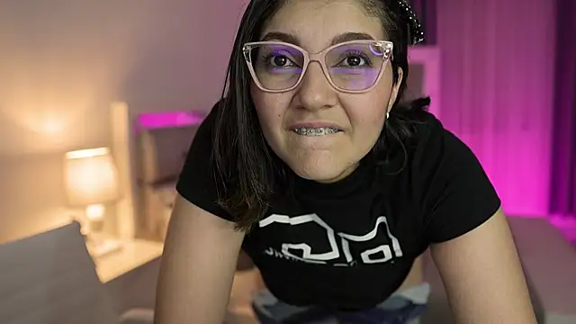 Snapshot of Camilaa_bueno chatting on 12, 1, 2025 Camilaa bueno online show from 12, 1, 2025