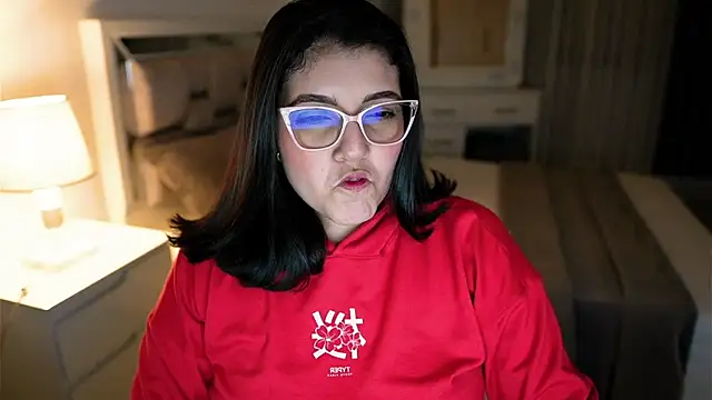 Snapshot of Camilaa_bueno chatting on 4, 10, 2025 Camilaa bueno online show from 4, 10, 2025