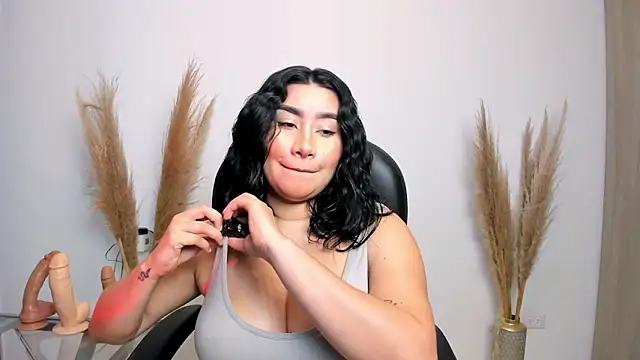 Snapshot of leylaclintonxx chatting on 2, 2, 2025 leylaclintonxx online show from 2, 2, 2025