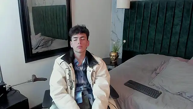 Snapshot of MattiDeLuca chatting on 2, 2, 2025 MattiDeLuca online show from 2, 2, 2025