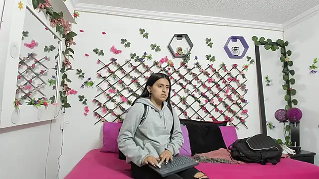 Snapshot of thedream_girls chatting on 24, 2, 2025 thedream girls online show from 24, 2, 2025