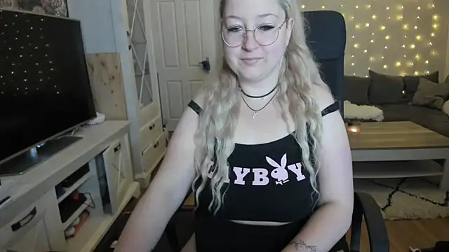 Snapshot of Lillyloo_ chatting on 6, 10, 2025 Lillyloo online show from 6, 10, 2025