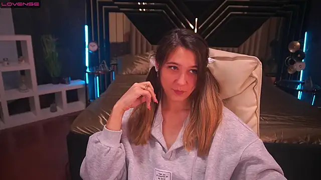 DreamyLinaa online show from 7, 12, 2024